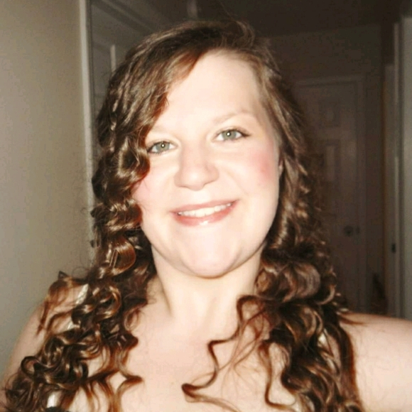 Meet your Posher, Stephanie - Picture 2 of 2